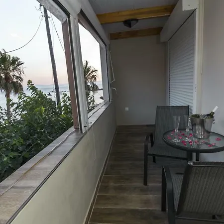 Casa de Férias Philoxenia! Beachfront House With Garden On The Arkoudi