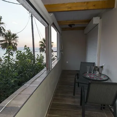 Σπίτι διακοπών Philoxenia! Beachfront House With Garden On The *