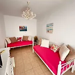 Σπίτι διακοπών Philoxenia! Beachfront House With Garden On The Sand