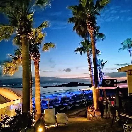 Philoxenia! Beachfront House With Garden On The Αρκούδι