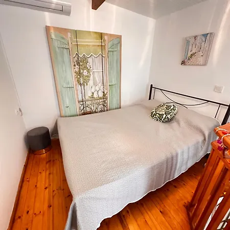 Philoxenia! Beachfront House With Garden On The Αρκούδι