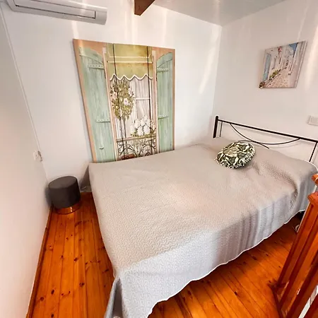 Philoxenia! Beachfront House With Garden On The * Αρκούδι