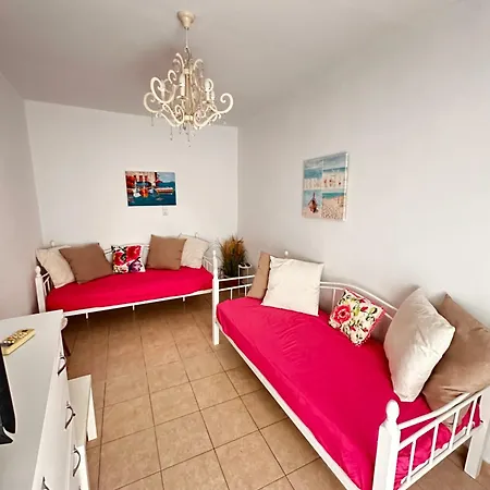 Σπίτι διακοπών Philoxenia! Beachfront House With Garden On The