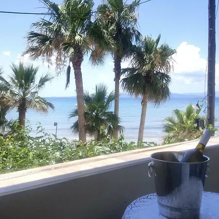 Σπίτι διακοπών Philoxenia! Beachfront House With Garden On The *