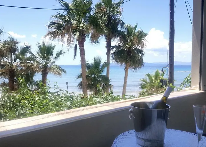 Дом отдыха Philoxenia! Beachfront House With Garden On The Sand *