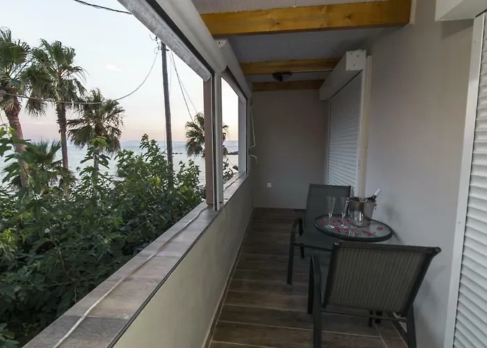 Дом отдыха Philoxenia! Beachfront House With Garden On The Sand *